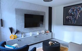 Adeluxe Home - Luxury 2 Bedroom Entire House With Free Wifi, Disney, Netflix And Amazon Prime Included